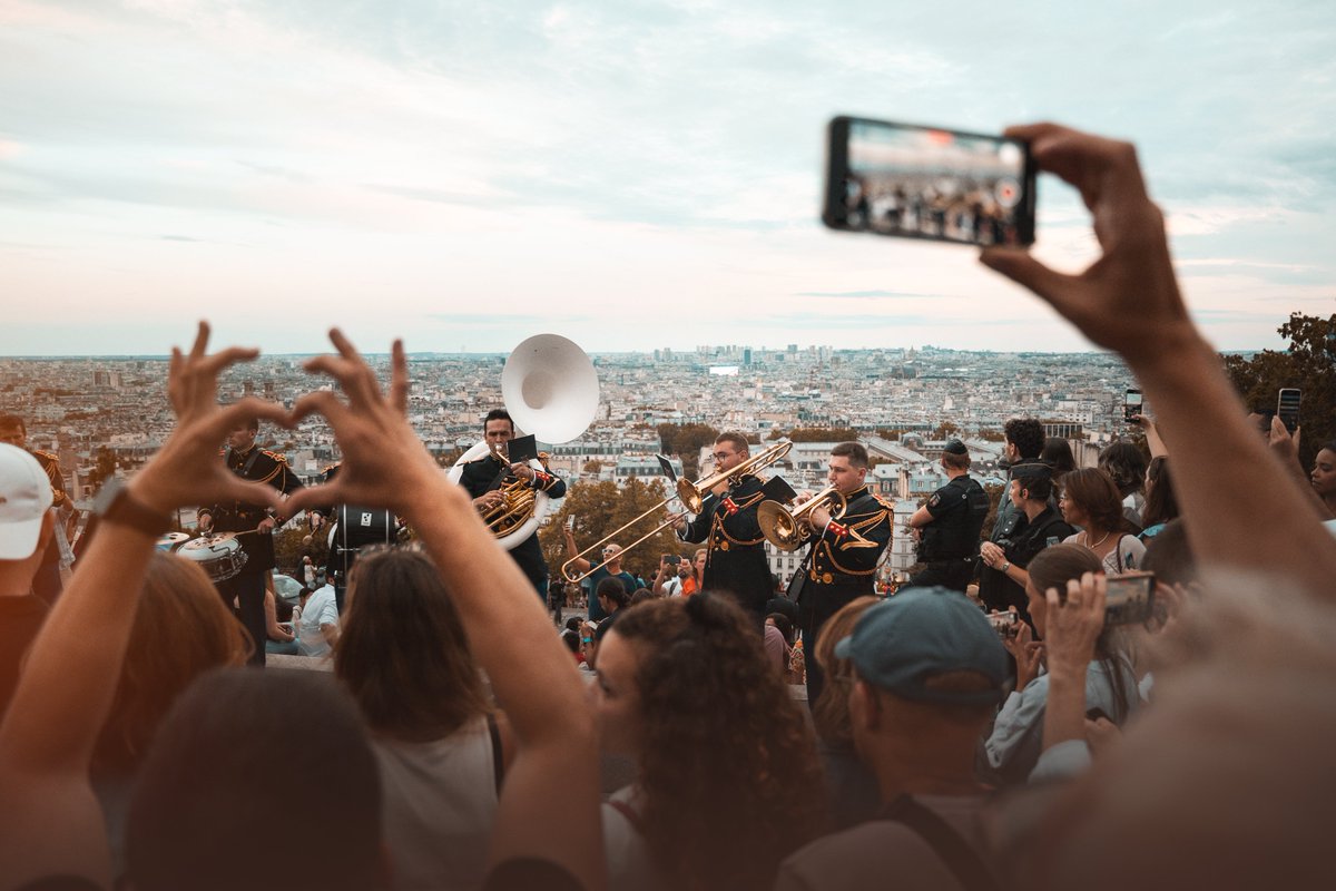 Gendarmerie's tweet image. #CoupdeCoeur 💙 Retour en images sur le concert 🎶 que la Garde Républicaine a donné dans divers endroits de #Paris.
Certains chanceux ont pu danser 💃🕺 dans le #métro et à #Montmartre.
📸 C. Proudhon #SIRPA #Gendarmerie