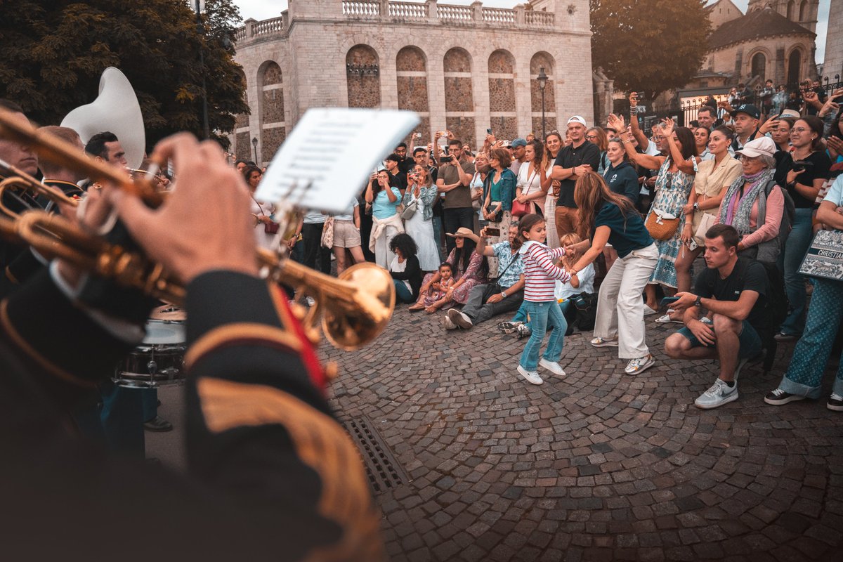 Gendarmerie's tweet image. #CoupdeCoeur 💙 Retour en images sur le concert 🎶 que la Garde Républicaine a donné dans divers endroits de #Paris.
Certains chanceux ont pu danser 💃🕺 dans le #métro et à #Montmartre.
📸 C. Proudhon #SIRPA #Gendarmerie