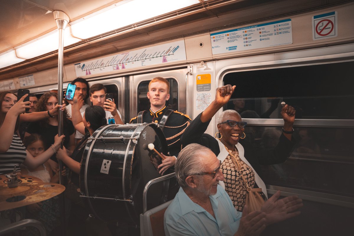 Gendarmerie's tweet image. #CoupdeCoeur 💙 Retour en images sur le concert 🎶 que la Garde Républicaine a donné dans divers endroits de #Paris.
Certains chanceux ont pu danser 💃🕺 dans le #métro et à #Montmartre.
📸 C. Proudhon #SIRPA #Gendarmerie