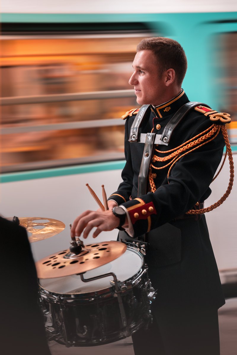 Gendarmerie's tweet image. #CoupdeCoeur 💙 Retour en images sur le concert 🎶 que la Garde Républicaine a donné dans divers endroits de #Paris.
Certains chanceux ont pu danser 💃🕺 dans le #métro et à #Montmartre.
📸 C. Proudhon #SIRPA #Gendarmerie