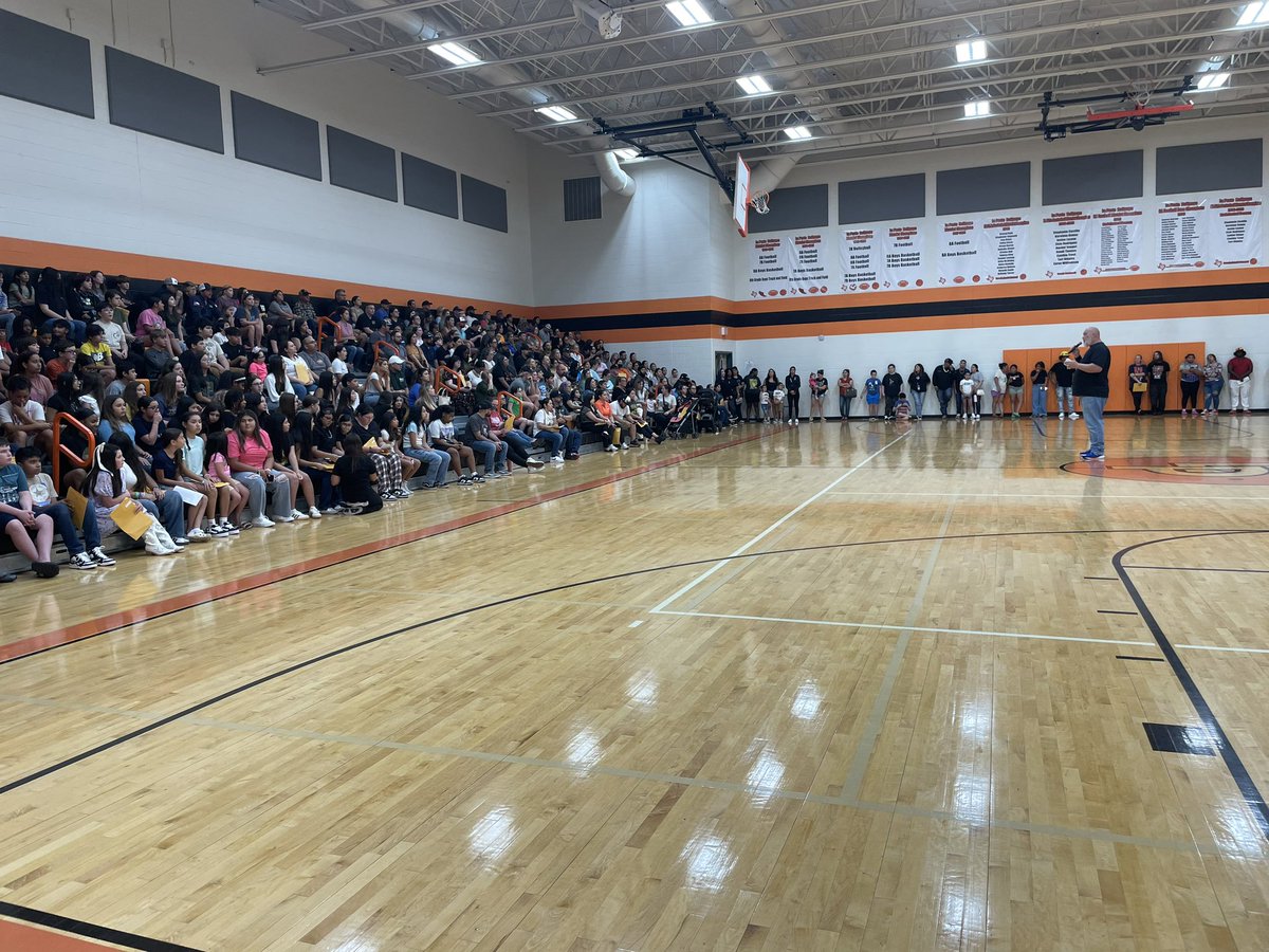 Lpjhbullpups's tweet image. We welcomed all the new 7th grade students and families to our campus and just look at this turn out!!! #LPLegacy #ChooseLP #BestNeverRest