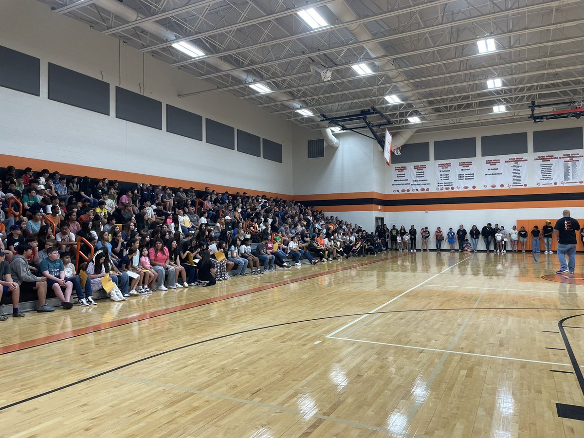 Lpjhbullpups's tweet image. We welcomed all the new 7th grade students and families to our campus and just look at this turn out!!! #LPLegacy #ChooseLP #BestNeverRest