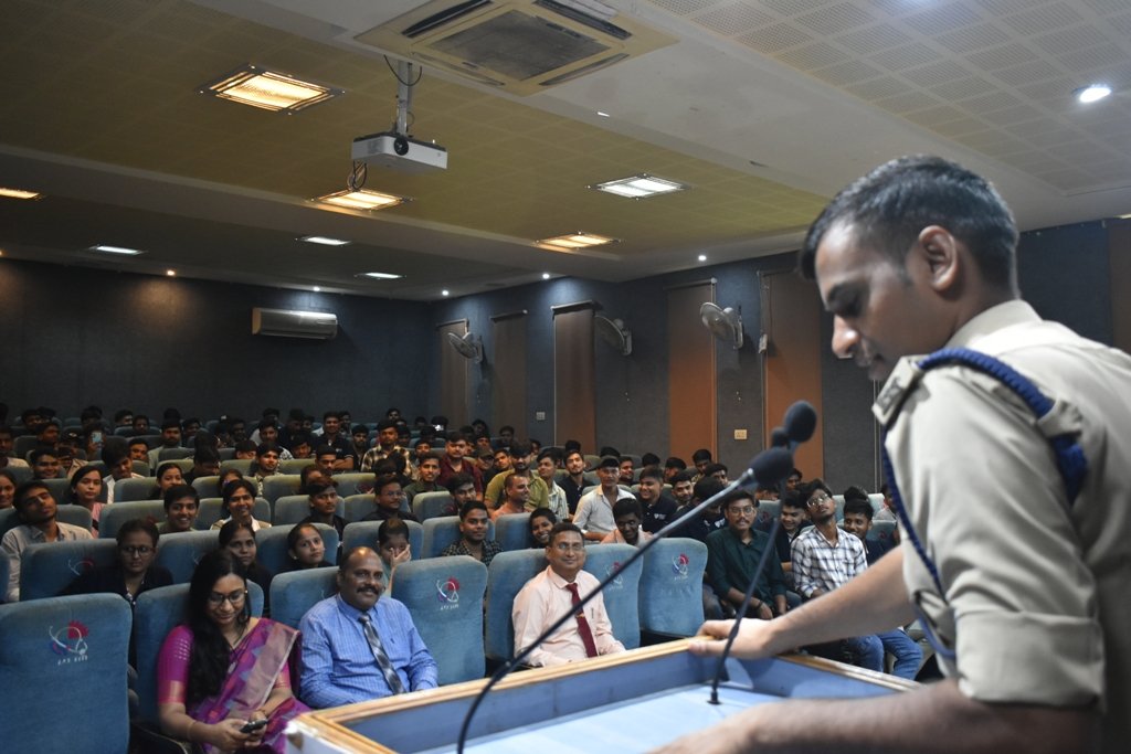 vikrant_group's tweet photo. the School of Engineering and Technology at Vikrant University successfully organized the first day of its orientation program. The event was inaugurated with a guest lecture by DSP Santosh Patel on "Role of Youngsters in Viksit Bharat @ 2047."
#SchoolOfEngineeringAndTechnology https://t.co/pRM8nfz2iy