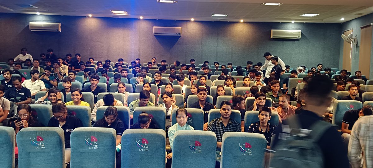 vikrant_group's tweet photo. the School of Engineering and Technology at Vikrant University successfully organized the first day of its orientation program. The event was inaugurated with a guest lecture by DSP Santosh Patel on "Role of Youngsters in Viksit Bharat @ 2047."
#SchoolOfEngineeringAndTechnology https://t.co/pRM8nfz2iy