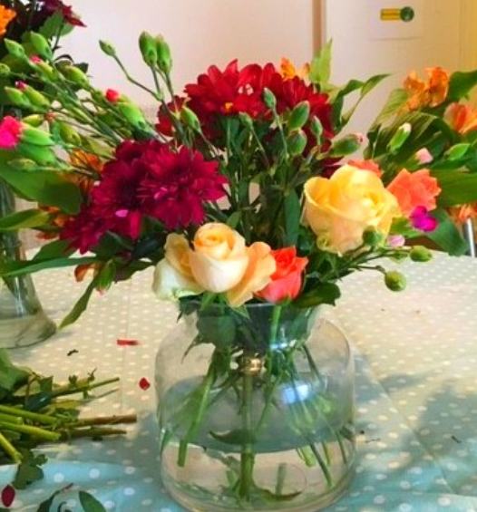 KaraHealthcare's tweet image. Today we have been doing Flower Arranging, bringing the sunshine inside and putting vases around the building to brighten things up.
#Rosetreecarehome #Activities #Flowers #Proudtocare