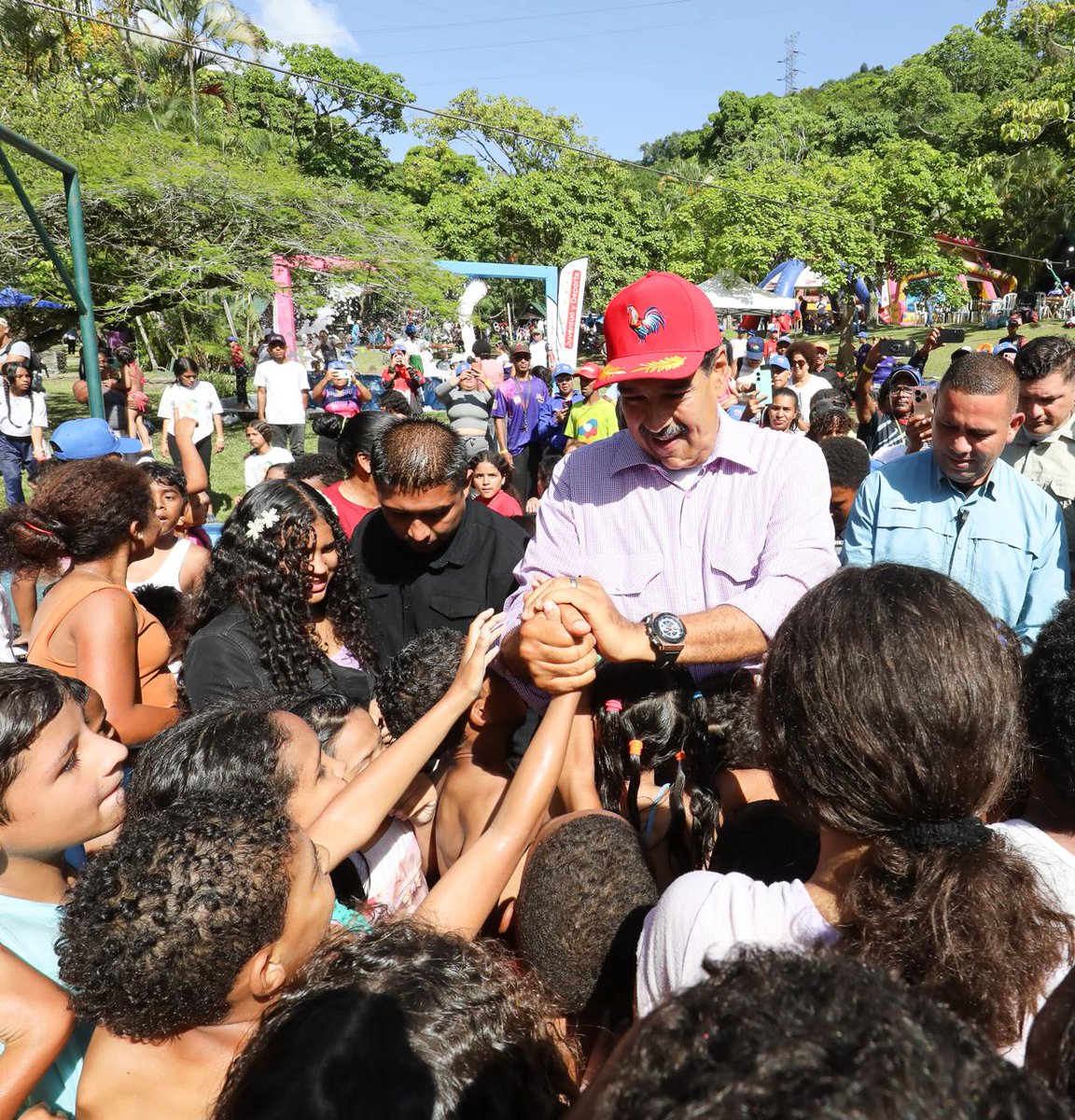 #8Ago
<a href="/PresidencialVen/">Prensa Presidencial</a>
El Movimiento Nacional de Recreadores, el presidente @NicolasMaduroda dan inicio al XVI Plan Vacacional Comunitario Mostacho Fest “Nuestra Patria”, garantizando la paz a través de la recreación.
#PuebloSonrienteYEnPaz #CienciaParaLaVida  
<a href="/Gabrielasjr/">Gabriela Jiménez</a>