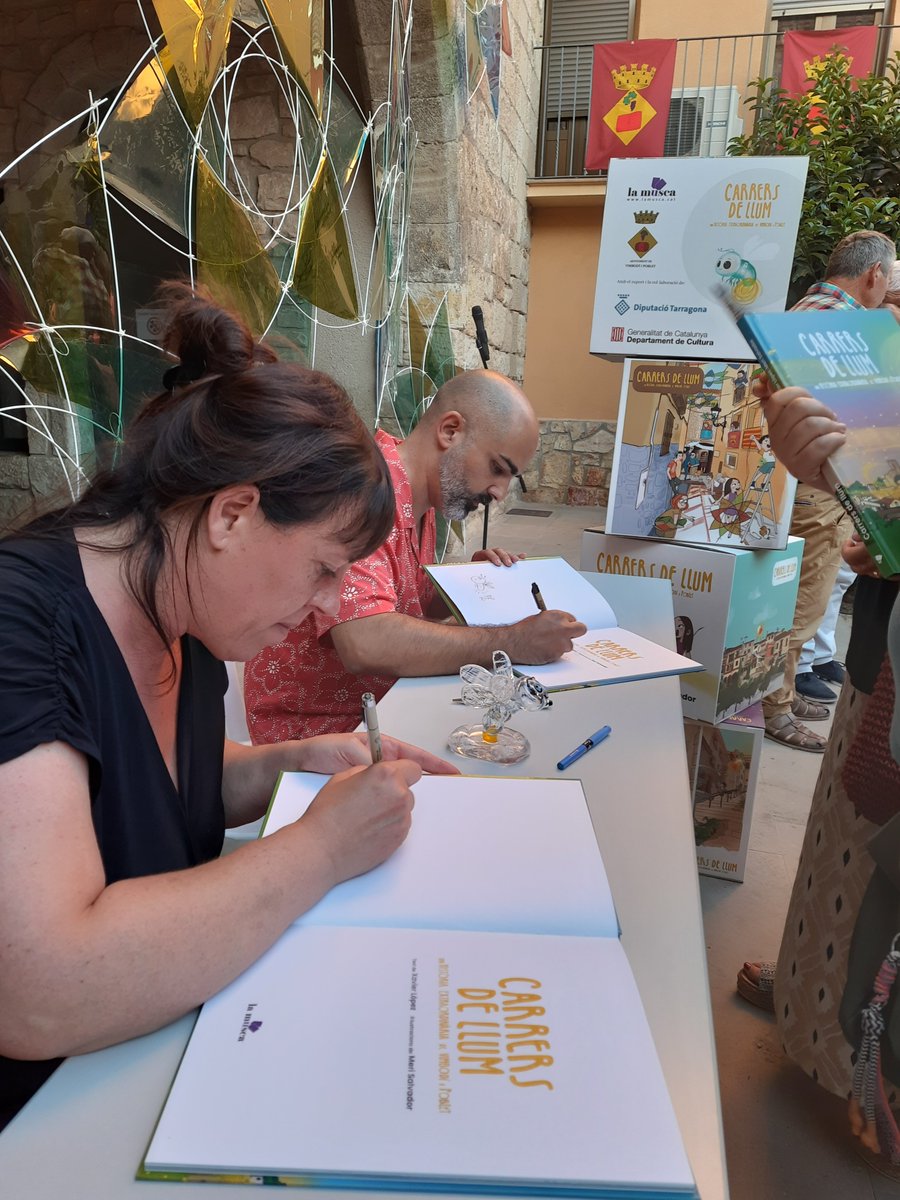 LaMuscaCat's tweet photo. La plaça Major de Vimbodí i Poblet es va omplir per rebre el llibre Carrers de llum, un homenatge a tots el que han mantingut viva la flama de les Festes Quinquenals dels Torrents. El text és de @xlopez80, il·lustrat per @merisc. Gràcies a tots els qui ho vau fer possible! https://t.co/jHYDryAcSW