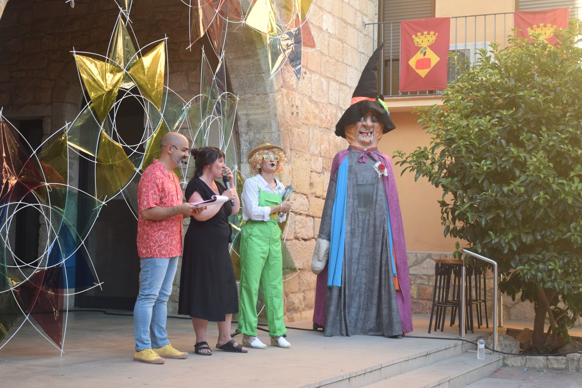 LaMuscaCat's tweet photo. La plaça Major de Vimbodí i Poblet es va omplir per rebre el llibre Carrers de llum, un homenatge a tots el que han mantingut viva la flama de les Festes Quinquenals dels Torrents. El text és de @xlopez80, il·lustrat per @merisc. Gràcies a tots els qui ho vau fer possible! https://t.co/jHYDryAcSW