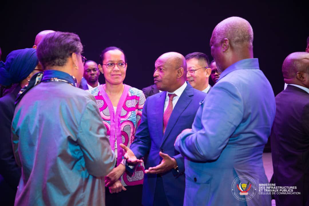 LePotentiel_rdc's tweet photo. #RDC:
La première, ministre @SuminwaJudith a visité ce jeudi 8 août 2024, le Centre Culturel et des Arts de l'Afrique centrale. Aux côtés de la Cheffe du Gouvernement, quelques ministres ont pris part, notamment la ministre de la Culture et arts #Yolande Elebe, @PatrickMuyaya porte-parole du gouvernement, @malu_raissa de l’éducation nationale et Alexis #Gisaro, MinEtat/#ITP qui a livré des explications claires sur l'évolution des travaux restants.
@LePotentiel_rdc