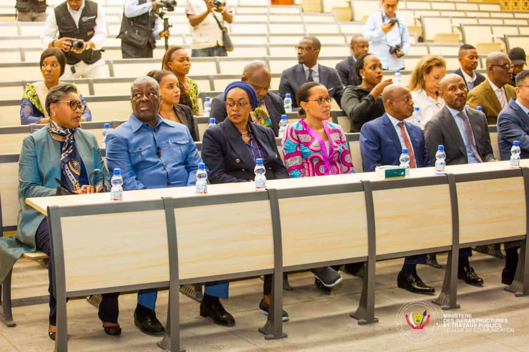 LePotentiel_rdc's tweet photo. #RDC:
La première, ministre @SuminwaJudith a visité ce jeudi 8 août 2024, le Centre Culturel et des Arts de l'Afrique centrale. Aux côtés de la Cheffe du Gouvernement, quelques ministres ont pris part, notamment la ministre de la Culture et arts #Yolande Elebe, @PatrickMuyaya porte-parole du gouvernement, @malu_raissa de l’éducation nationale et Alexis #Gisaro, MinEtat/#ITP qui a livré des explications claires sur l'évolution des travaux restants.
@LePotentiel_rdc