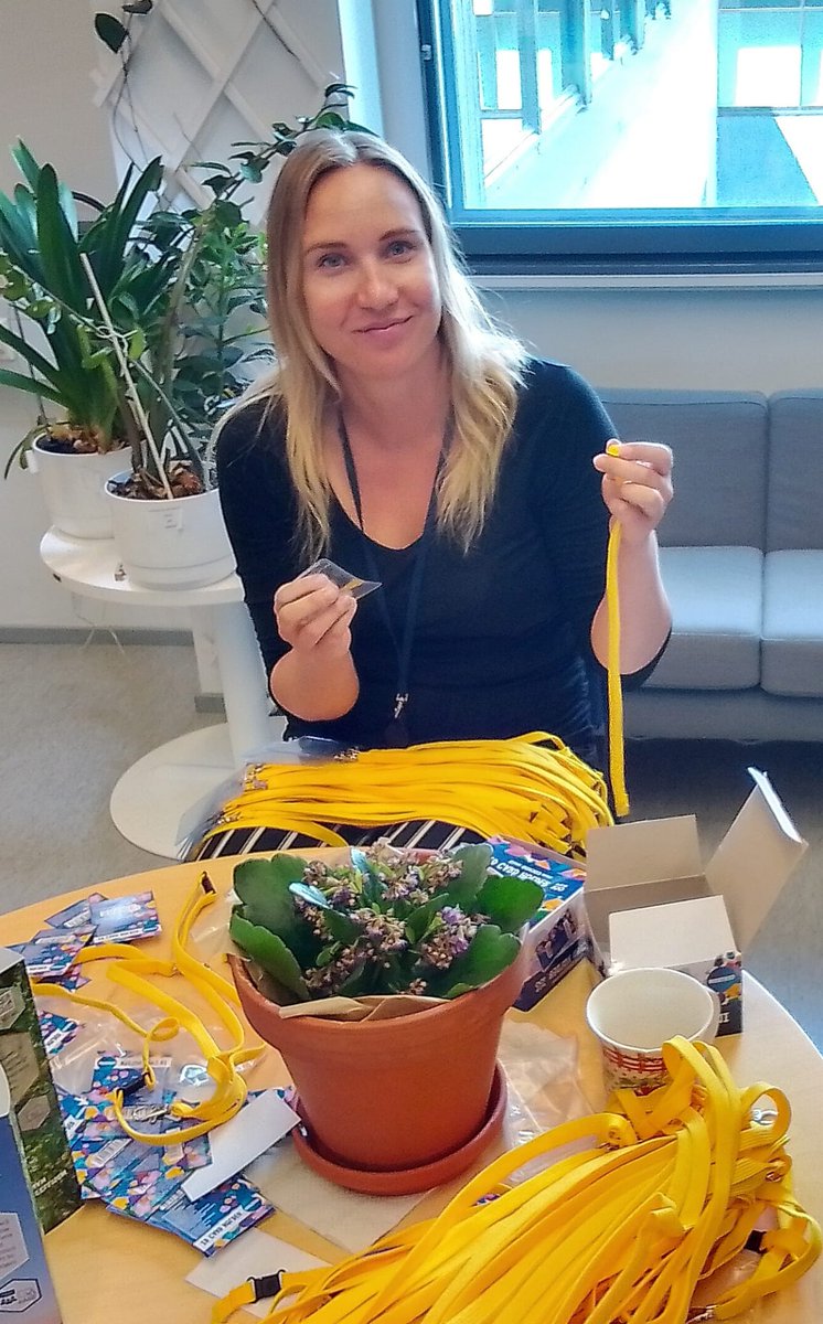 Psykologia 2024 -kongressi lähestyy! Tänään askarreltiin järjestäjätoimikunnan ja avustajien kesken nimikylttejä osallistujille #Psykologia2024 <a href="/HYPsykoLogo/">HY Psyko-Logo</a>