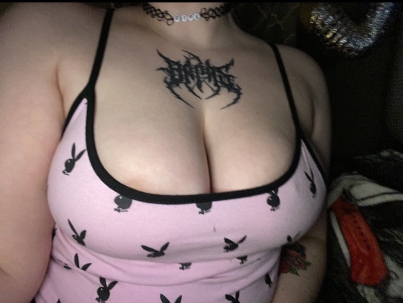 no bra needed #nsfw #nsfwtw #Onlyfan #onlyfansgirls #SellingContent #busty #thick #thicc