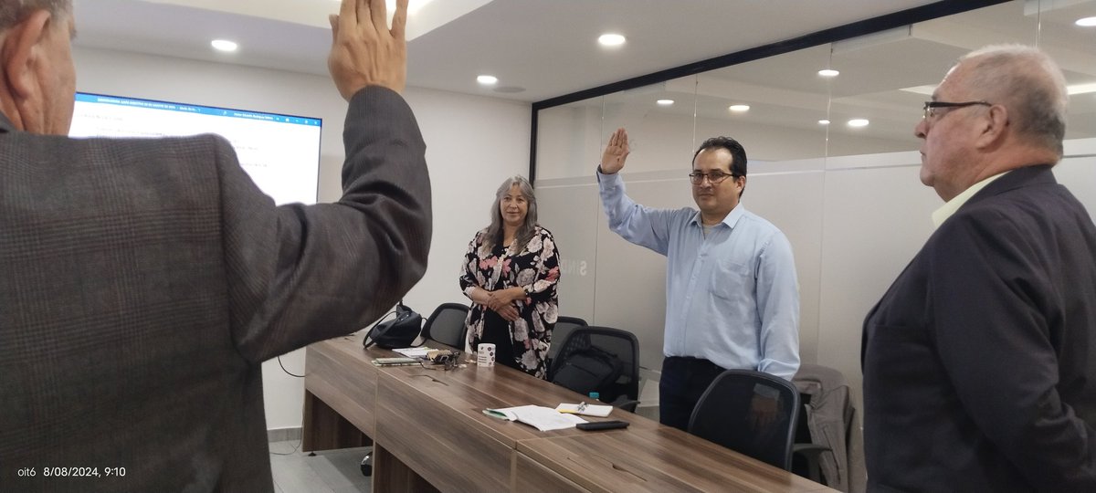 Sindodic's tweet photo. Posesión en Junta Directiva hoy de nuestro compañero Jhon Ramírez Botello @jhoalrambo como nuevo representante de la Junta Directiva de @Sindodic . Bienvenido a la organización más representativa de D Docentes y Orientación de Bogotá y del país !! https://t.co/HZpXVNB01O