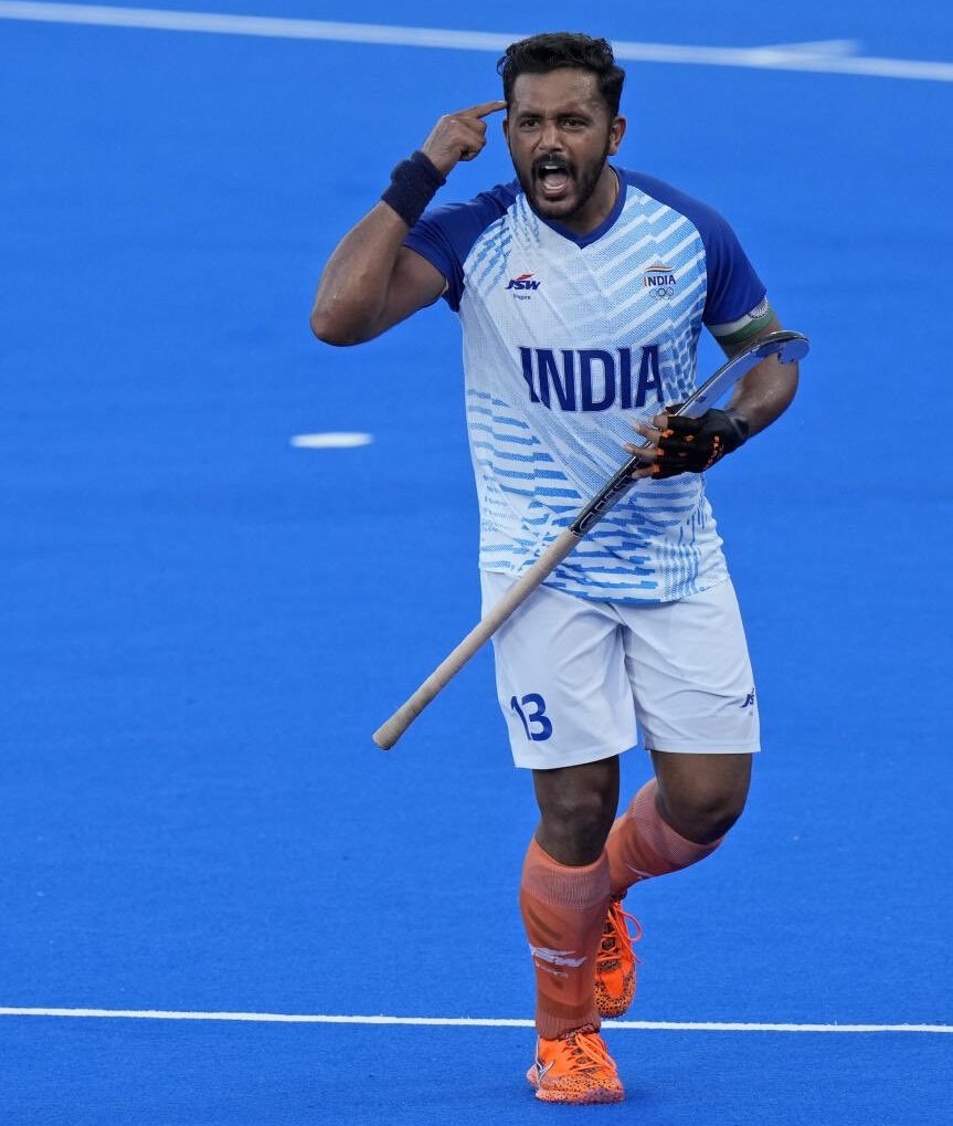 CricChaos's tweet photo. LONG LIVE INDIAN HOCKEY ❤️🏑

•Sarpanch Saab Salute to you 🙌💪
•We and Goalpost 🥅 will miss you - PR LEGEND SREEJESH 🐐🙌.

#Paris2024 #Hockey 
#INDvsSpain #Paris2024Olympic 
#Harmanpreet #prsreejesh https://t.co/ymCxDIzDV1