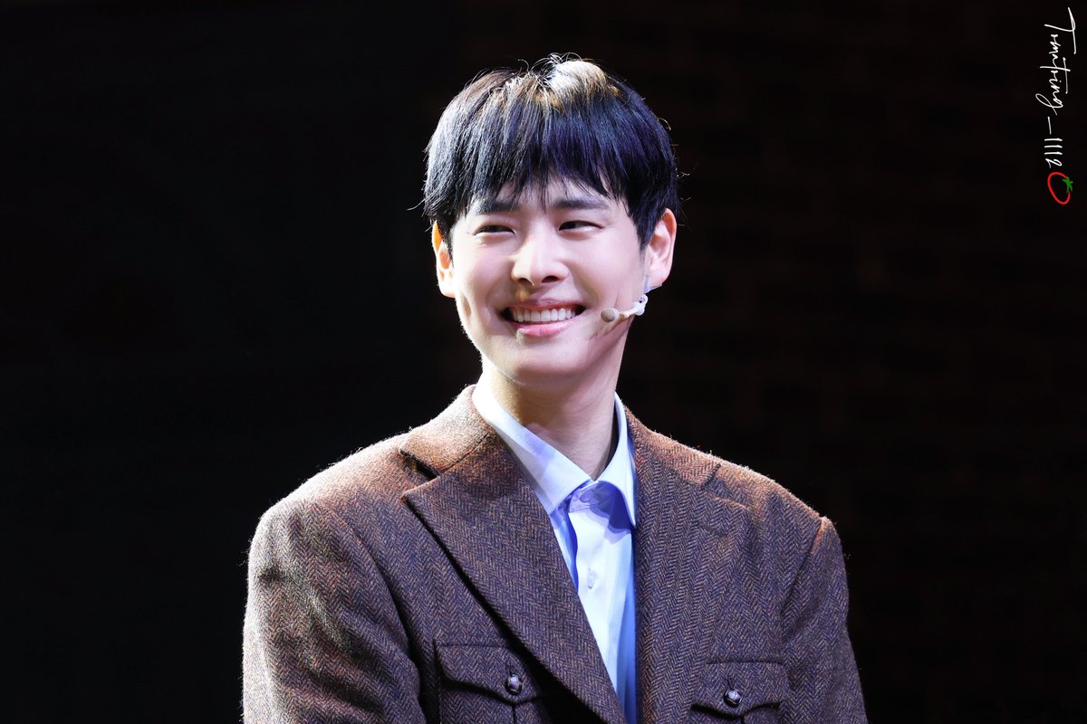 tomatoing_1112's tweet photo. 240808 뮤지컬스파이 첫공 무대인사 HQ

항상 멋진 모습을 보여줘서 내가 더 고마워🫶🏻

#최병찬 #병찬 #뮤지컬스파이 https://t.co/TvZ7c1lJkY