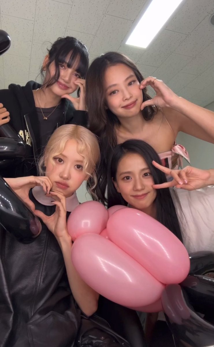 cheryl_schecter's tweet photo. Happy 8th Anniversary @BLACKPINK i love you🖤🩷
ETERNITY WITH BLACKPINK
@ygofficialblink @oddatelier
@officialBLISSOO @wearelloud
@THEBLACKLABEL
#8YearsWithBLACKPINK
#영원히_핑크빛일_블랙핑크_팔주년
#BLACKPINK #블랙핑크
#Jisoo #Jennie #Rosé #Lisa
#지수 #제니 #로제 #리사 https://t.co/xLkNrZyeuE