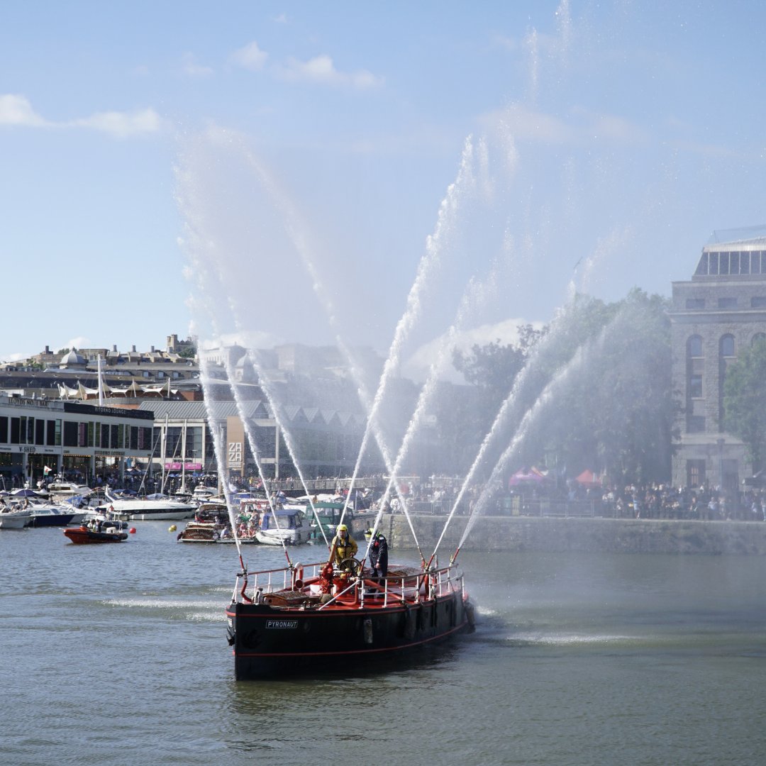 BristolHarbFest's tweet photo. The heart of the Harbour Festival will always be the floating harbour, and I think we can all agree that the On The Water spectacle was an absolute SPLASH 💦⛵🛶🛥️🚢🚣😍 https://t.co/p6LOD52GTT