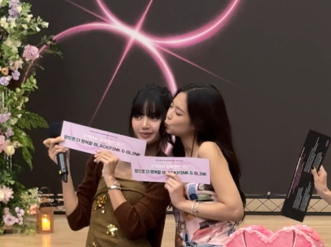 lesblinkot4's tweet photo. soy producto de un matrimonio perfectamente feliz y privado desde el 2017, las amo jenlisa https://t.co/0xJLBxZixb