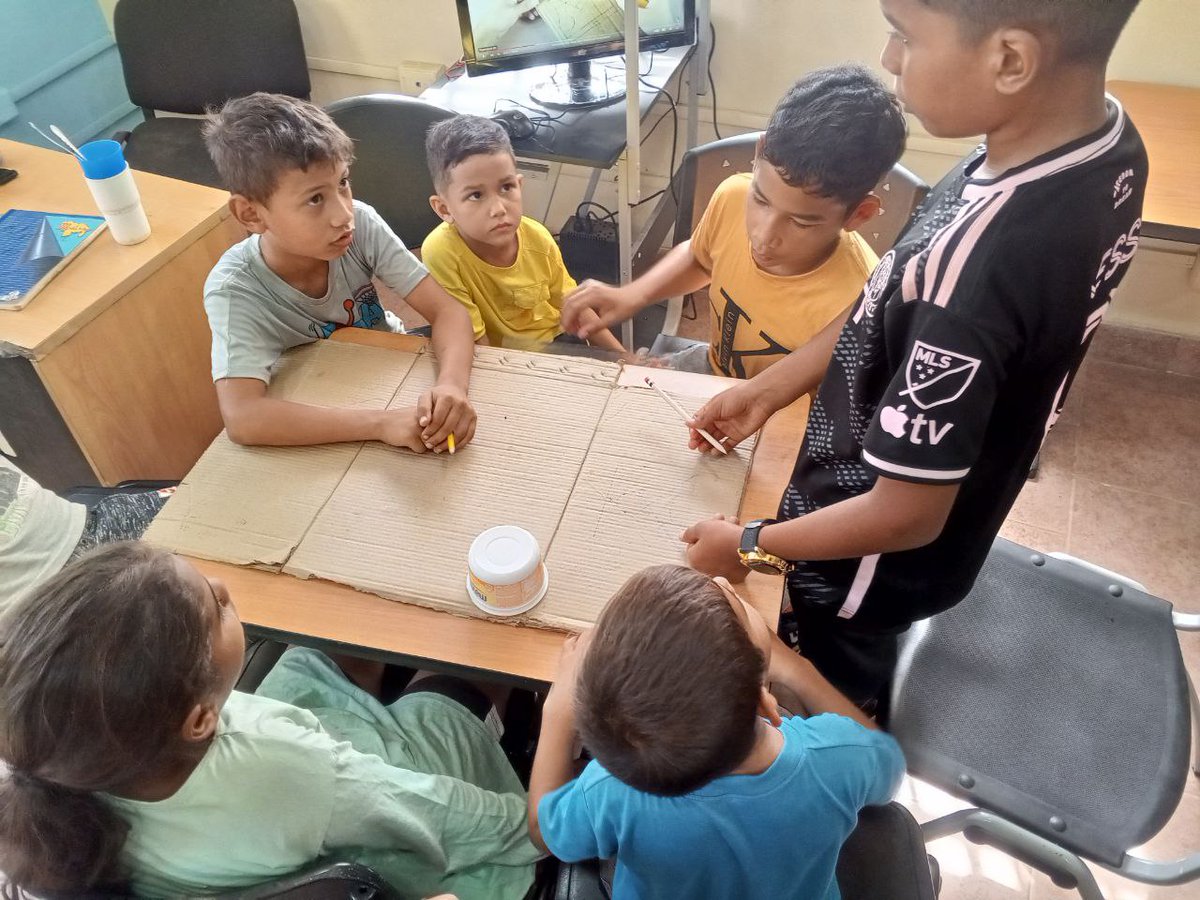 ZuliaInfocentro's tweet photo. #8Ago | En el Infocentro Sueños del Gigante, los niños y niñas de la comunidad se divierten y aprenden con manualidades durante las actividades vacacionales 2024.

¡Un espacio ideal para disfrutar las vacaciones! 🎨✨

#PuebloSonrienteYEnPaz https://t.co/YQmEZMo4O5