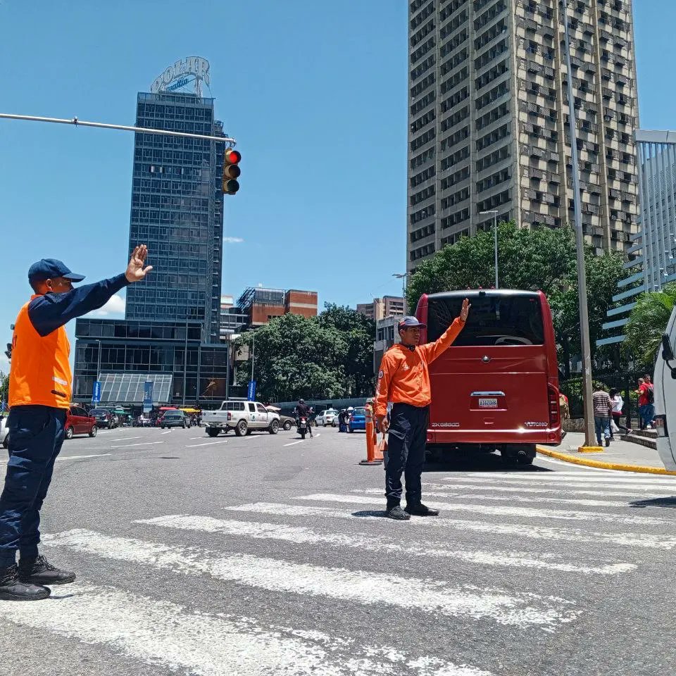 Con amor y compromiso, protegemos a nuestros adultos mayores en las principales vías de la ciudad capital.

 ¡ Juntos por la vida y la paz !

#PuebloSonrienteYEnPaz