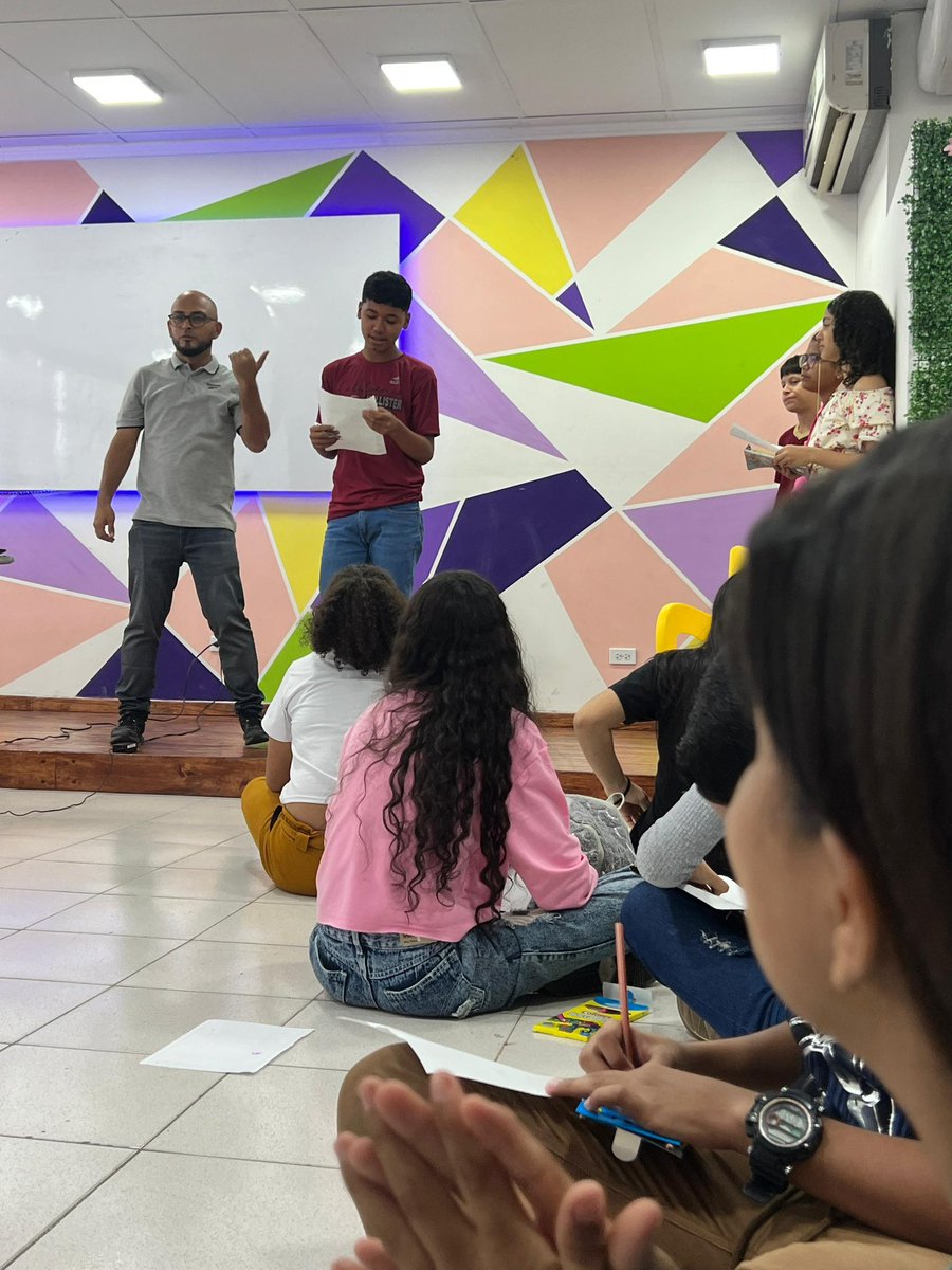 ¡Llegaron nuestros talleres vacacionales! Aquí están los chamos y chamas con edades entre 12 y 14 años, aprendiendo con el profesor Gregorio Torres todas las técnicas de oratoria, de lenguaje y asumiendo cada reto de este taller. 

#PuebloSonrienteYEnPaz