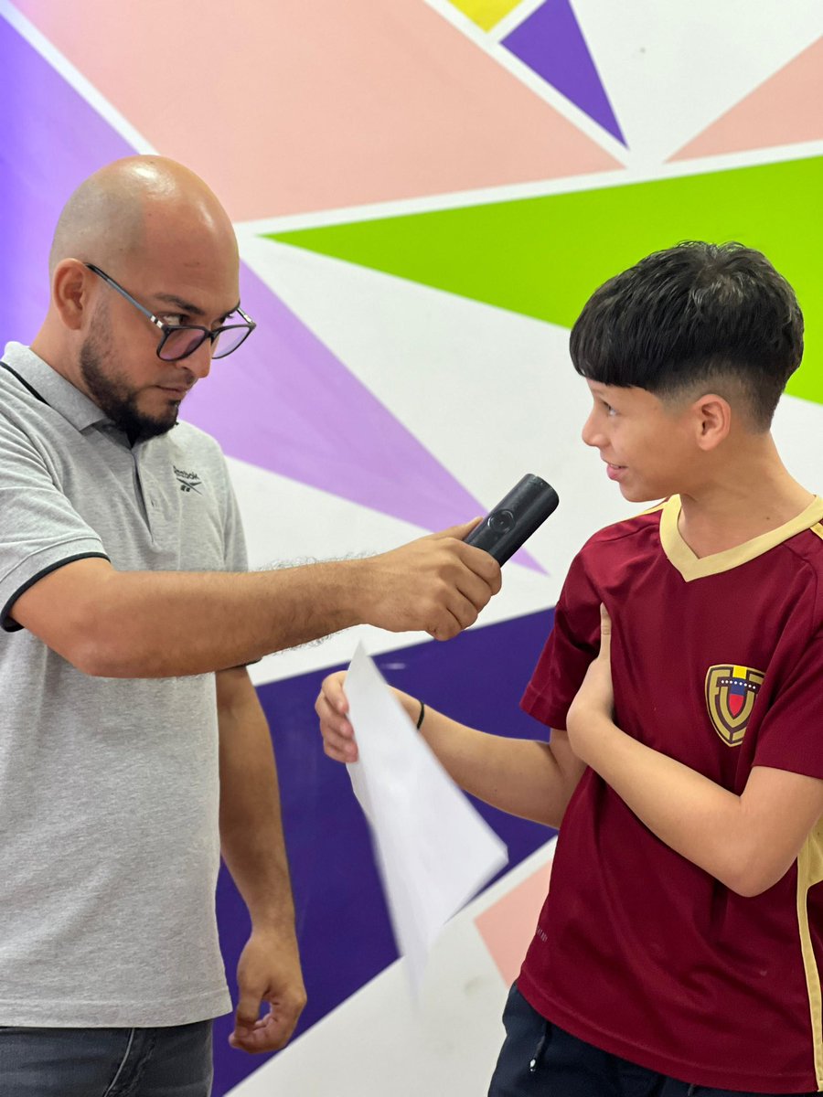 Marianela_PSUV's tweet photo. ¡Llegaron nuestros talleres vacacionales! Aquí están los chamos y chamas con edades entre 12 y 14 años, aprendiendo con el profesor Gregorio Torres todas las técnicas de oratoria, de lenguaje y asumiendo cada reto de este taller. 

#PuebloSonrienteYEnPaz https://t.co/OWNOM0l91j