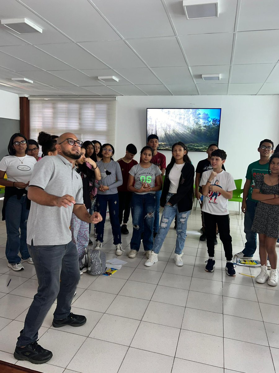 Marianela_PSUV's tweet photo. ¡Llegaron nuestros talleres vacacionales! Aquí están los chamos y chamas con edades entre 12 y 14 años, aprendiendo con el profesor Gregorio Torres todas las técnicas de oratoria, de lenguaje y asumiendo cada reto de este taller. 

#PuebloSonrienteYEnPaz https://t.co/OWNOM0l91j