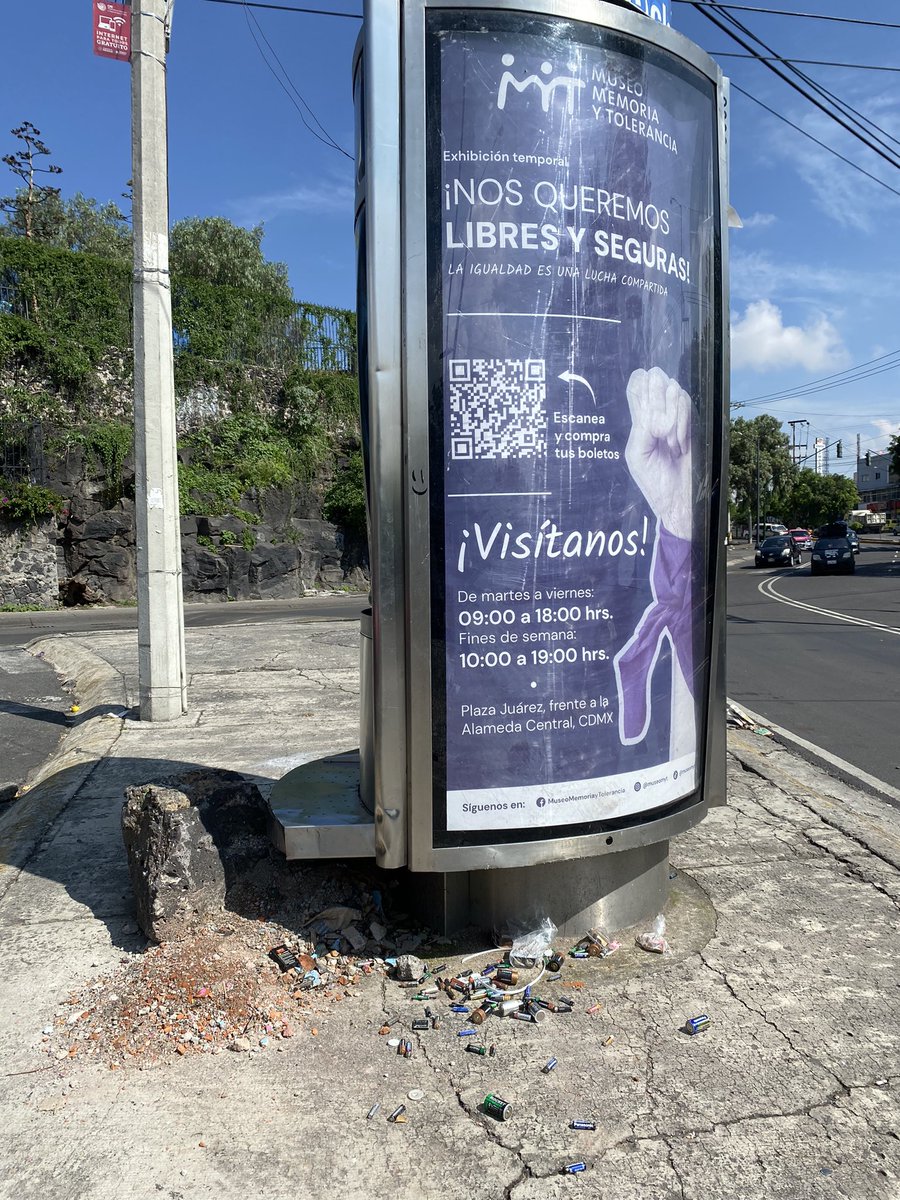 ivanhoespinosa's tweet photo. Amigos de @SEDEMA este contenedor de baterías está a full y desbordando. ¿A quien se le puede reportar? Urge! Av Iman y Panamericana Alc. Coyoacán https://t.co/ket1b1q5uz