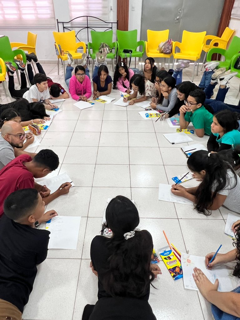 Marianela_PSUV's tweet photo. Entre tareas, juegos, actividades, dinámicas y mucho más, avanza este Taller Vacacional de Oratoria. En @AlcaldiaCaroni estamos felices de recibirlos y que puedan adquirir herramientas y reforzar sus conocimientos, rumbo al nuevo año escolar. 

#PuebloSonrienteYEnPaz https://t.co/dFZ3WTXMp8