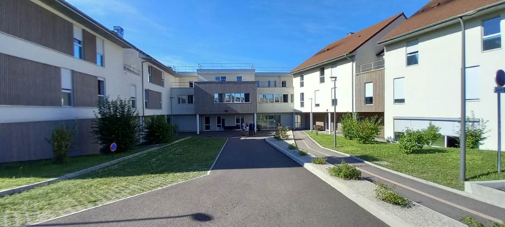 Prefet89's tweet photo. Le @Prefet89 en visite à l'𝗘𝗵𝗽𝗮𝗱 𝗽𝘂𝗯𝗹𝗶𝗰 𝗱𝗲𝘀 𝗛𝗼𝗿𝘁𝗲𝗻𝘀𝗶𝗮𝘀 à #SaintFlorentin en présence des représentants de l'@arsbfc et du @Departement89 pour échanger sur les conditions d'#accueil et la prise en charge sanitaire des résidents. https://t.co/dJZUvwt5jF