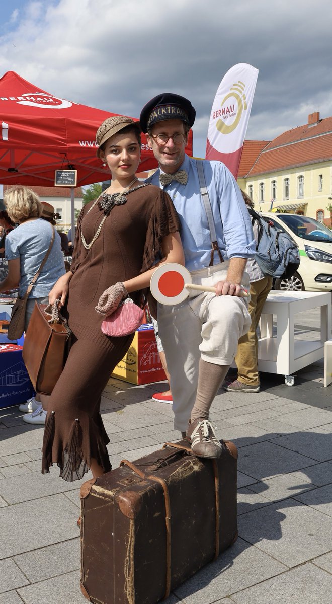 Tolle Begrüßung für den Jubiläumszug des Vereins Historische S-Bahn in #Bernau zu 100 Jahre ⁦<a href="/SBahnBerlin/">S-Bahn Berlin</a>⁩