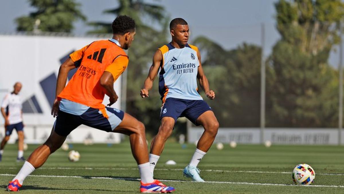 #EntreLíneas ⚽ <a href="/marieferro98/">Marie Ferro</a> 

Kylian Mbappé disfrutó al máximo de su primer día de entrenamiento con el Real Madrid, mostrando mucha complicidad con sus nuevos compañeros, en una primera sesión con los otros seis futbolistas que concluyeron sus vacaciones.🤩