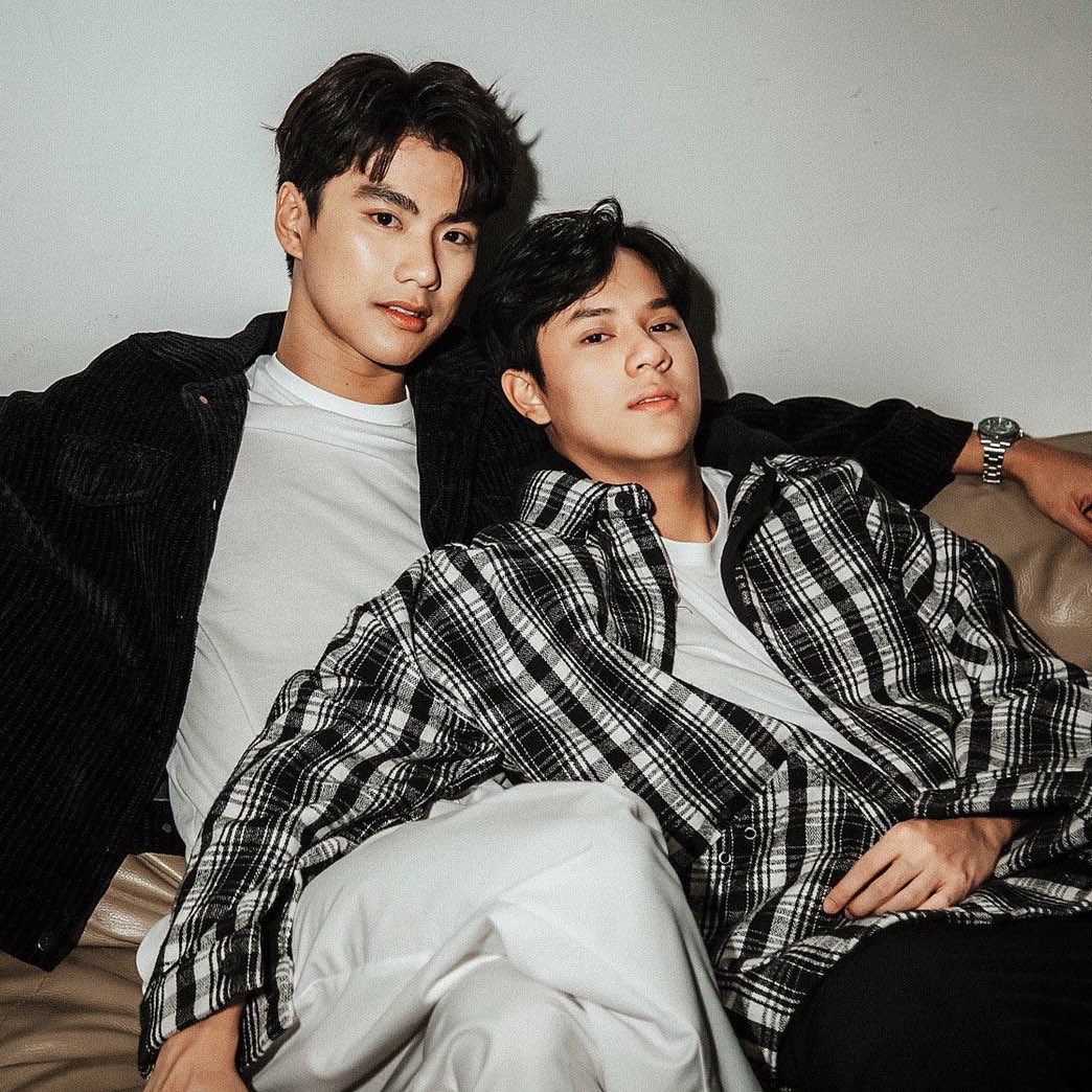 hubboyslove's tweet photo. 🚨 LIMITES! Após a nota da GMMTV sobre o fim de #OhmNanon, fãs do ship exigem pedido de desculpas dos atores e mandam a empresa “se f*der” através de banners em carros!

“Sem nós, o que seria de vocês? Vai se f*uder, GMMTV! As GreenRed não irão mais pagar pelos projetos solos! OhmNanon machucaram e enganaram os seus fãs e deveriam pedir desculpas para todas as GreenRed.”