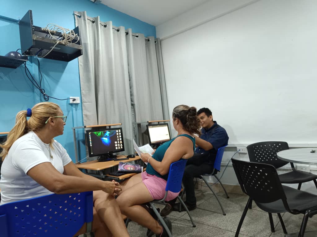 Apoyo tecnológico al CC de Los Fermines la carga del sistema Sinco del CFG para la rendición de cuentas del proyecto Rehabilitación y dotación del ambulatorio Dr. Angel Larez Boadas y 5 CPT.
#PuebloSonrienteYEnPaz #CienciaParaLaVida 
<a href="/NicolasMaduro/">Nicolás Maduro</a>
<a href="/BrigadasCHCH/">Brigadas comunicacionales Hugo Chávez</a>
<a href="/Gabrielasjr/">Gabriela Jiménez</a>