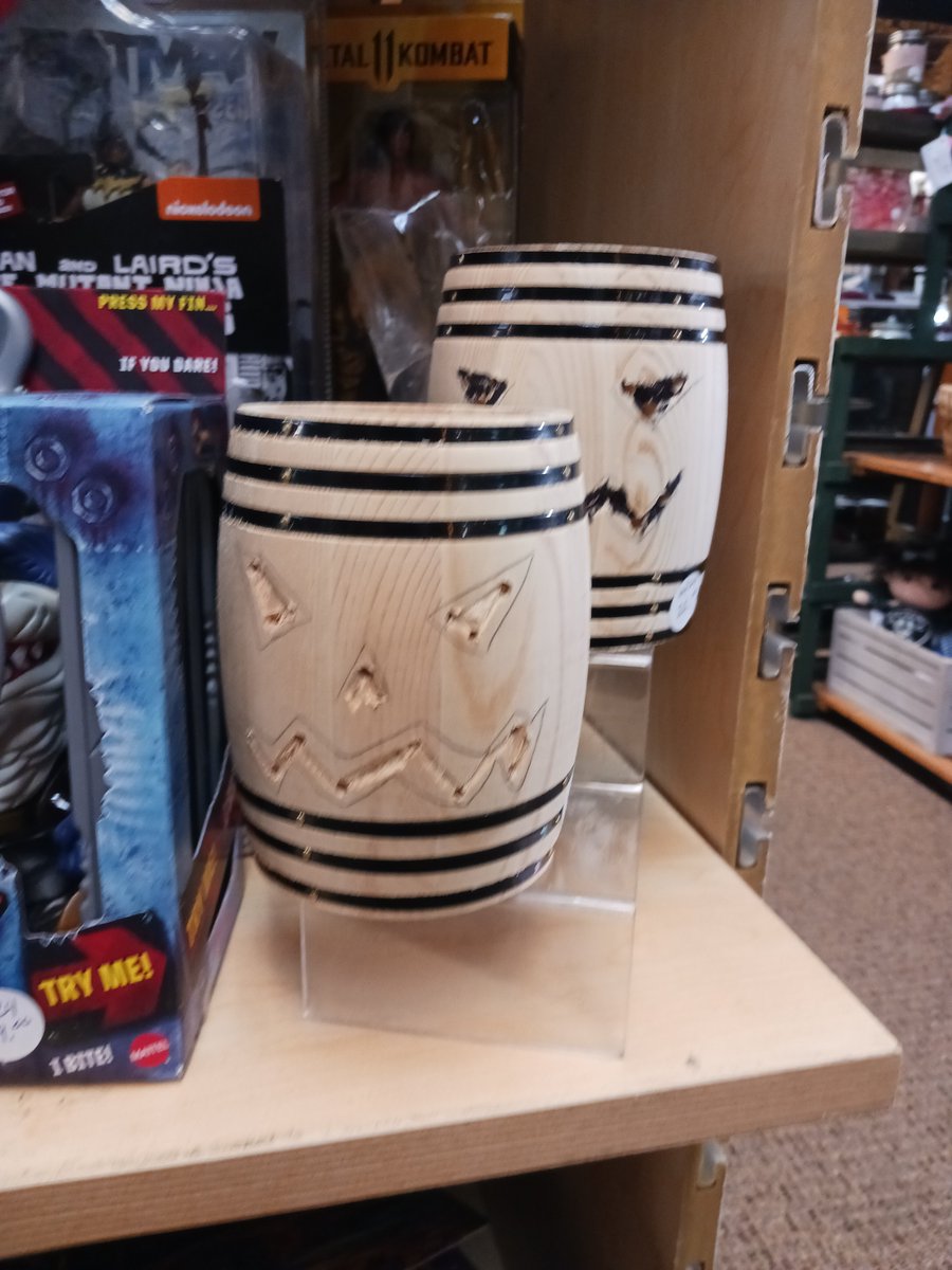 tuggswingpuck's tweet photo. Kerri's Co-op
345 main st. Salinas Ca.

Tue thru Fri. 10 a.m - 5:30 p.m
Sat 9 a.m - 3 p.m

Rippaverses "Gooding" is checking out the Barrel Jacks and their light packs. https://t.co/RyjUcadRSv