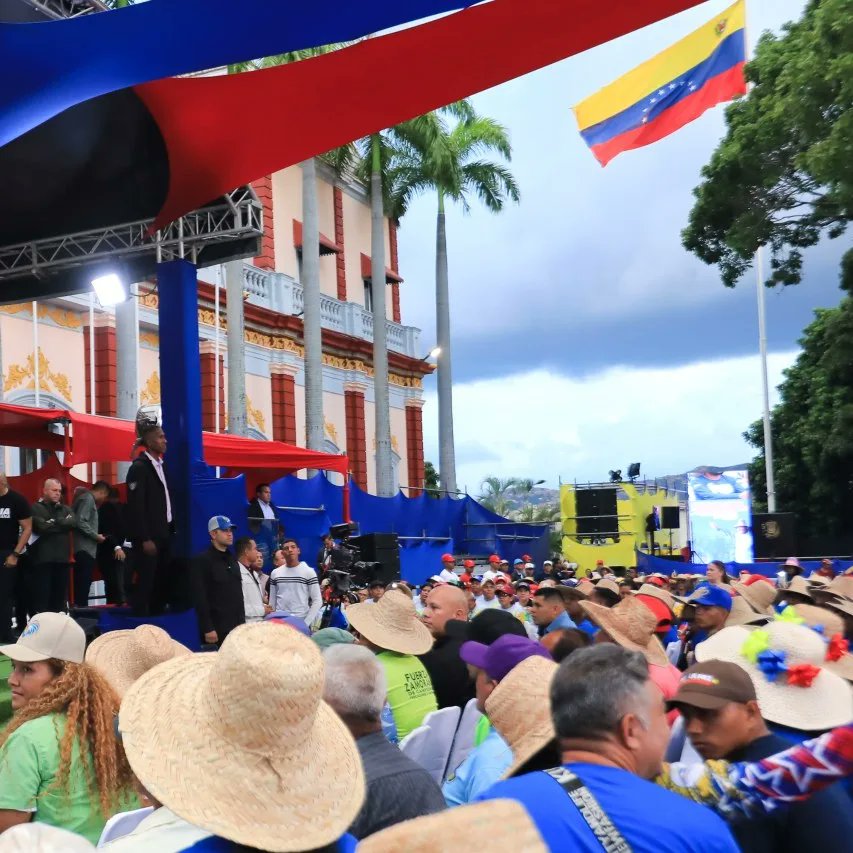 #PuebloSonrienteYEnPaz En Caracas, este miércoles, la fuerza agroalimentaria del país, demostró una vez más, su apoyo al Pdte. <a href="/NicolasMaduro/">Nicolás Maduro</a> Pescadores, Campesinos y Agricultores Urbanos marcharon con alegría y por la Paz.
<a href="/NicolasMaduro/">Nicolás Maduro</a>
<a href="/delcyrodriguezv/">Delcy Rodríguez</a>
<a href="/MinAgriculturaV/">MinAgriculturaVe</a>