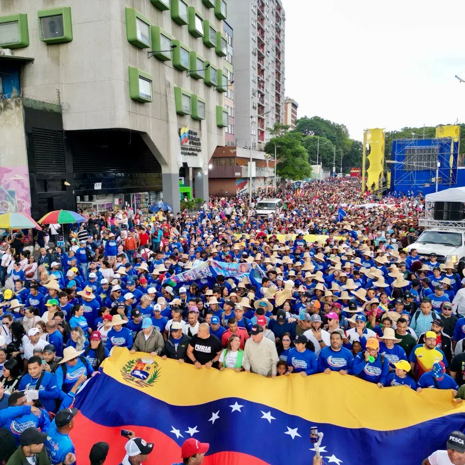 InsaiVeOficial's tweet photo. #PuebloSonrienteYEnPaz En Caracas, este miércoles, la fuerza agroalimentaria del país, demostró una vez más, su apoyo al Pdte. @NicolasMaduro Pescadores, Campesinos y Agricultores Urbanos marcharon con alegría y por la Paz.
@NicolasMaduro
@delcyrodriguezv
@MinAgriculturaV https://t.co/jB9aED8chB
