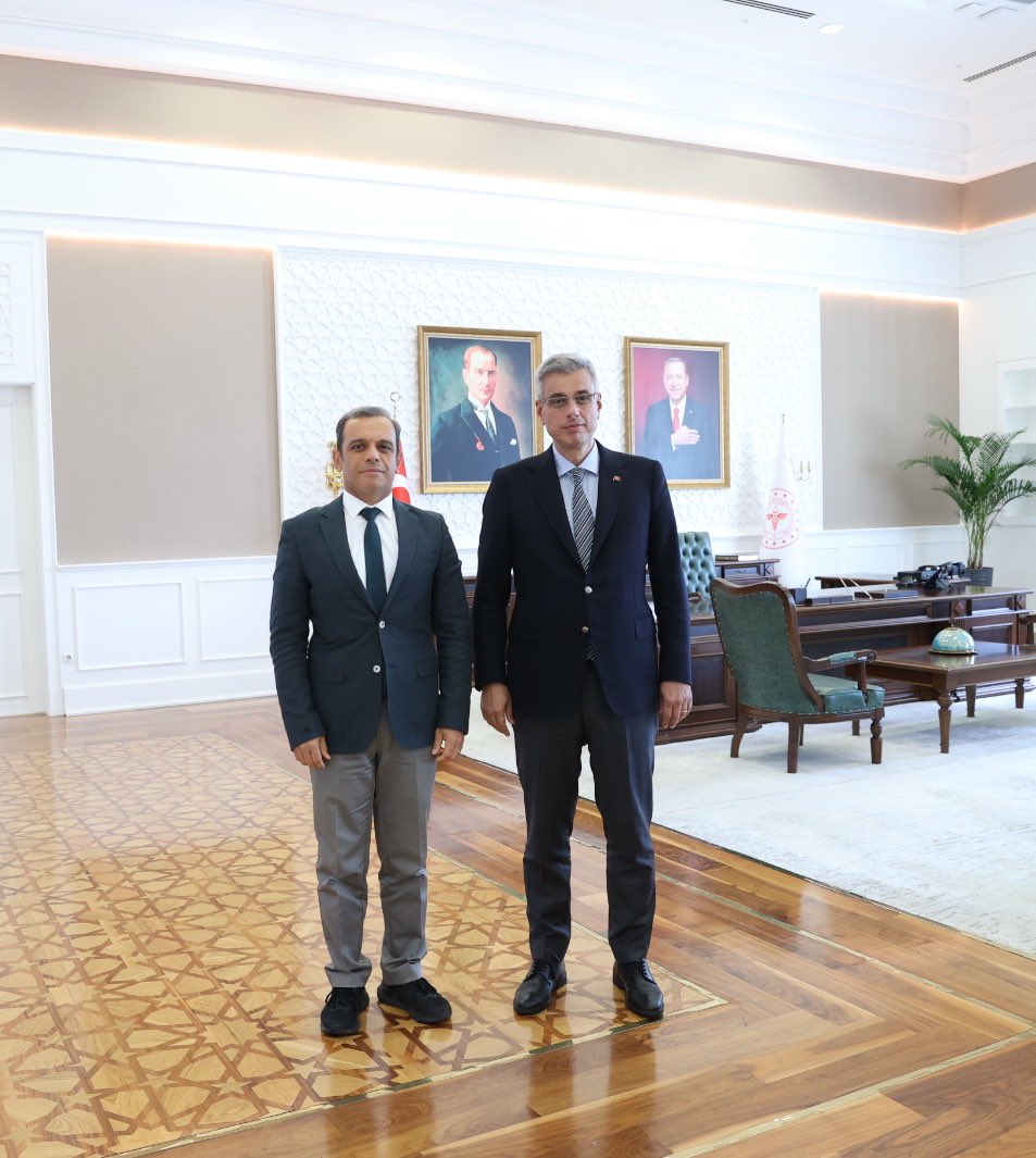 AlpayAzap's tweet photo. Sağlık Bakanı Sayın  @drmemisoglu ile @ttborgtr, hekimlerin sorunlarının hızlı ve etkili bir şekilde çözülmesi, toplum sağlığının iyileştirilmesi için iletişimde olmanın önemi konusunda uzlaştığımız verimli bir görüşme yaptık. Bu uzlaşının gereklerinin takipçisi olacağız. https://t.co/8wDhe0uhMV