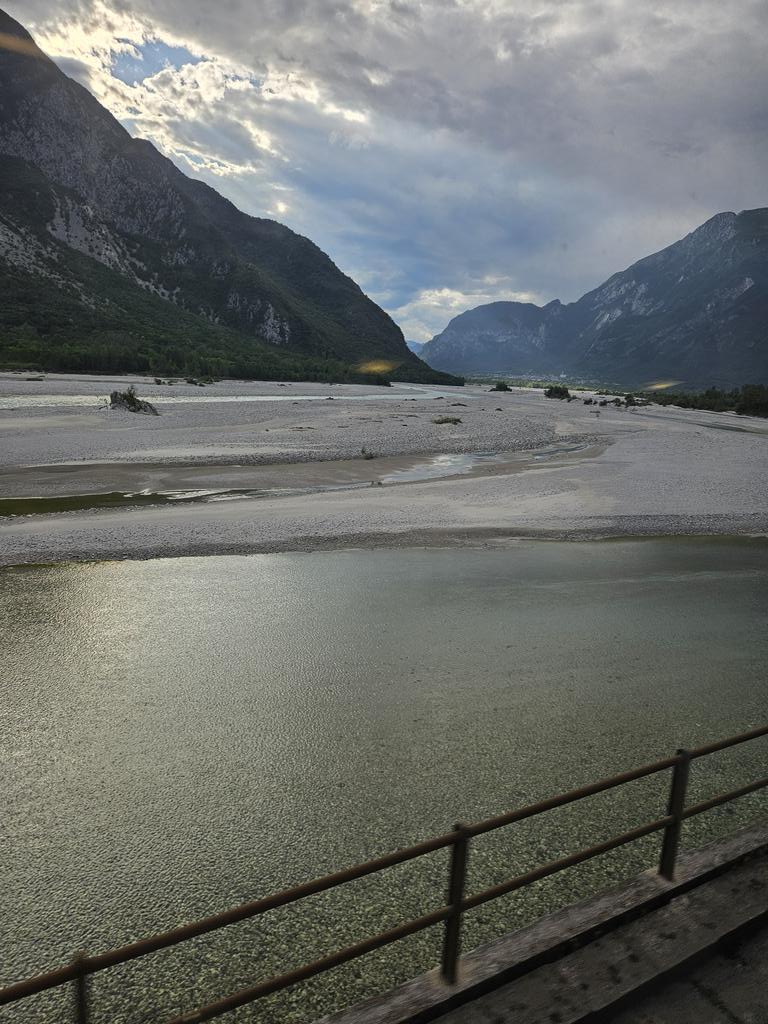 Kurz ist das Vergnügen aber immer eindrucksvoll: Blick auf den Tagliamento mit Tolmezzo in der Ferne aus dem <a href="/unsereOEBB/">ÖBB</a> #Railjet 130 in #FVG zwischen Venzone und Carnia