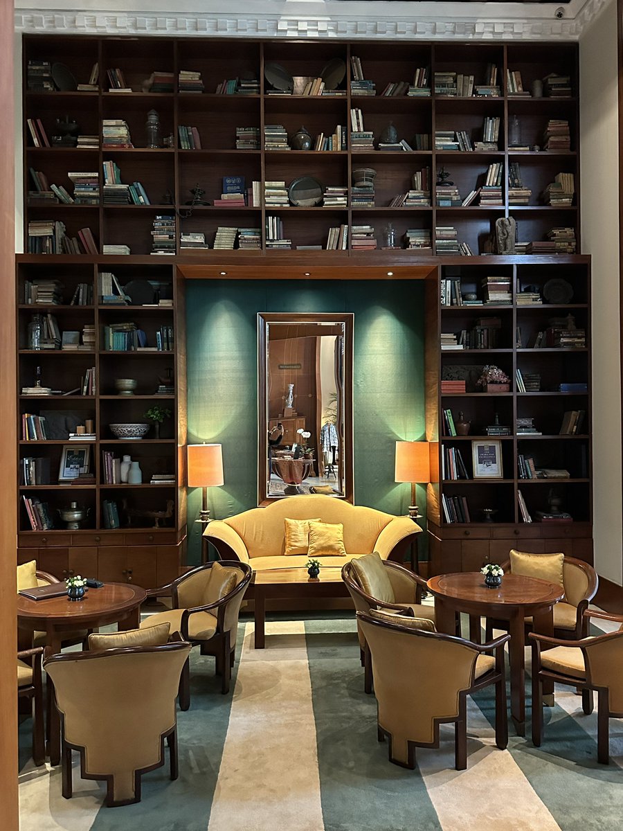_egrey's tweet photo. My favorite area of the hotel. Ini area yang namanya The Library. Isinya banyak bgt buku2 jadul dari tahun 1998-2000an awal

Suka banget sama buku menunya, designnya sangat mudah dimengerti dan font serifnya jadi nambahin kesan elegan https://t.co/KAklApXrj0