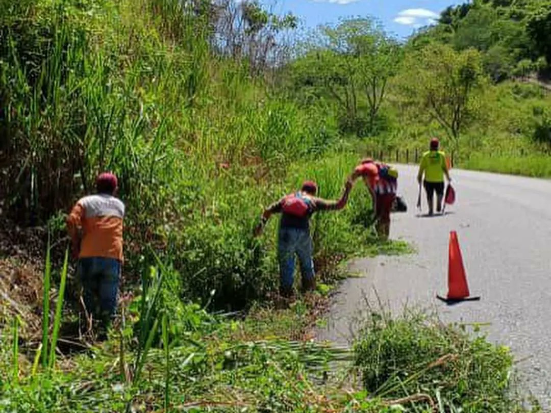 Gobierno de Trujillo a través de la fuerza trabajadora del EMAO continua cada día contribuyendo con el embellecimiento del estado con la limpieza en diferentes puntos de la región.
#PuebloSonrienteYEnPaz