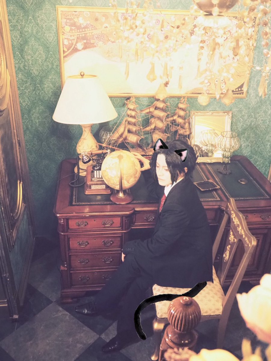 コスプレ Cosplay／キメツ学園
鬼舞辻無惨(#世界猫の日2024 )
※スタンプ使用

地球儀を回して遊ぶギイン🐈‍⬛🐾