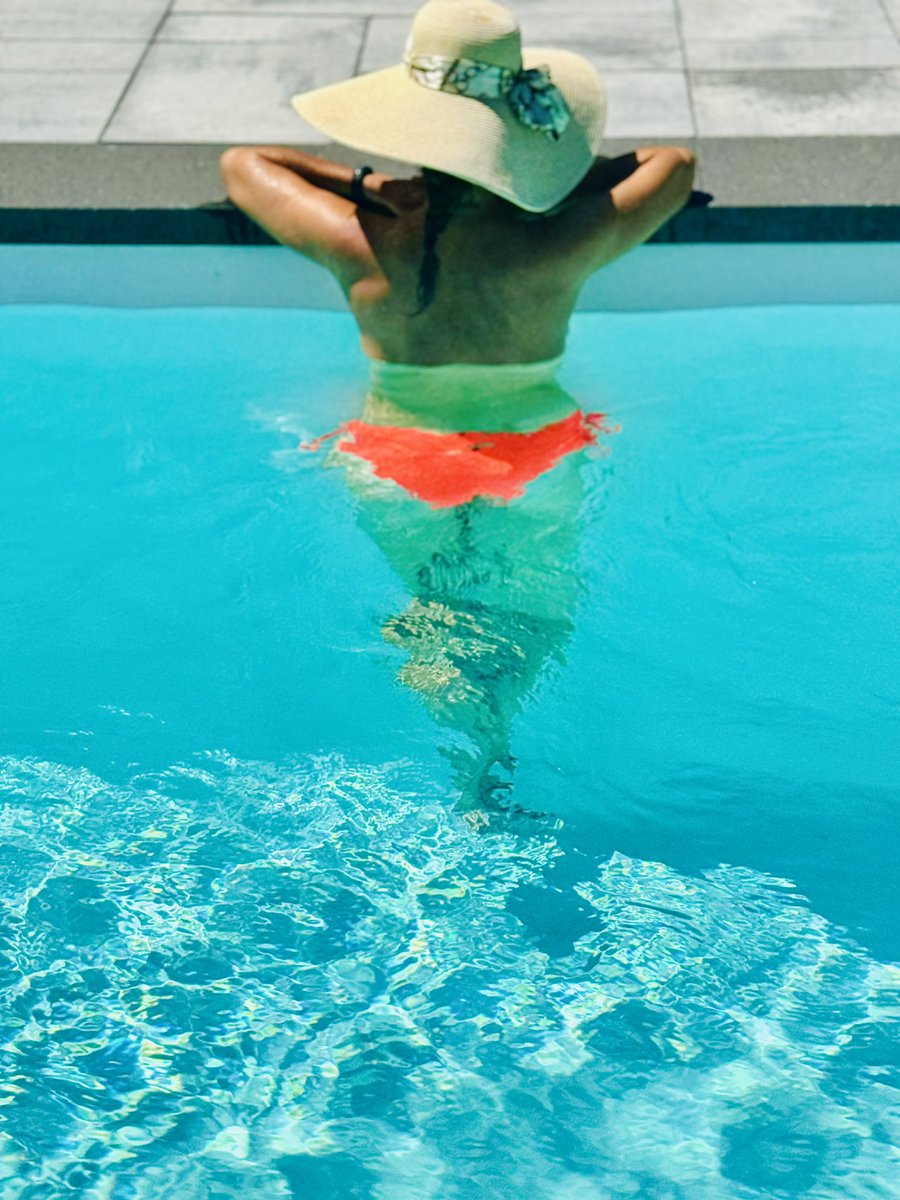 FaboulousFeets's tweet photo. Cโest la vie!! #prettypics #poolside #incognito #poolpics #topless #mysteriouslady #mysterious #beachhat https://t.co/xSa5iqg4VC