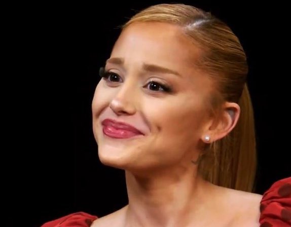 remslovins's tweet photo. ariana just using every hot sauce as a lip plumper? 😭 https://t.co/1o1Ld2KOo9