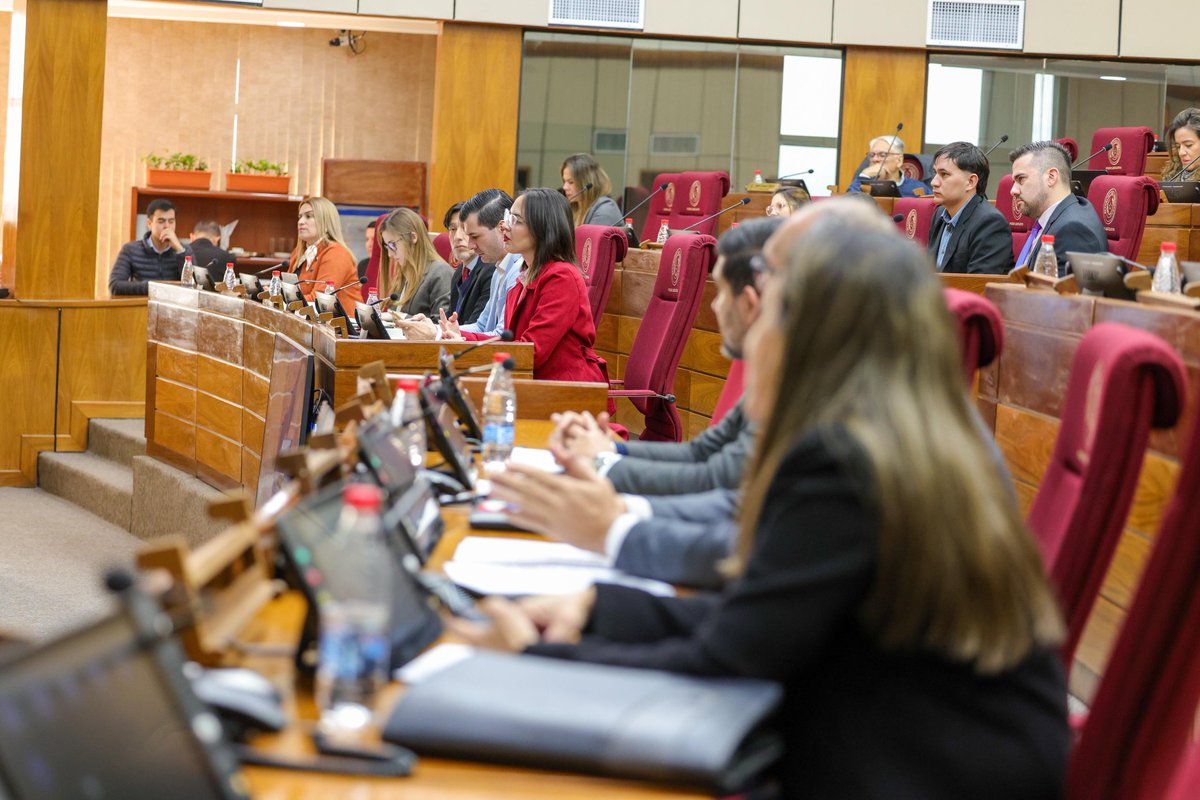 Reunión de trabajo sobre el proyecto que establece permisos para trabajadoras gestantes

senado.gov.py/index.php/noti…

#SenadoPy