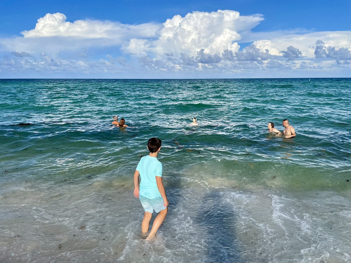 Luccrazy's tweet image. There and back again, completed my 1st coast-to-coast road trip across the country the other day back home. Two iconic #USA beaches from the journey with me at #VeniceBeach &amp;amp; #JackAttack at #MiamiBeach. #California to #Florida &amp;amp; many states in between over 10,500+ miles in all.