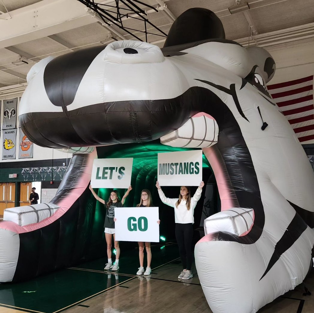 ActivitiesEpchs's tweet photo. Co-curricular Fair starts the day for Freshman Orientation.  Welcome to the Class of 2028! @epchs231 https://t.co/63XYzSAsmT