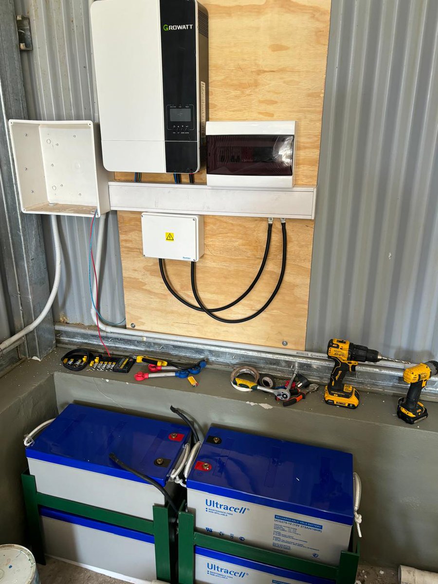 Solartanenergia's tweet photo. KIT OFFGRID
Nueva instalación en un campo. Está vez colocamos 6 paneles solares amerisolar 450w, con un inversor growatt 5000w y 4 baterías de gel 12V 275a.
Este sistema abastece una casa completa y un galpón de trabajo.
♻️☀️🔋 https://t.co/HEBTEcAp1Q