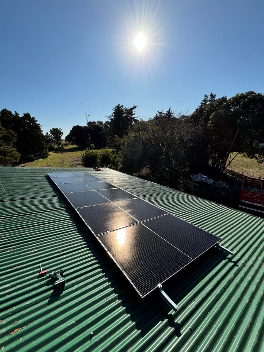 Solartanenergia's tweet photo. KIT OFFGRID
Nueva instalación en un campo. Está vez colocamos 6 paneles solares amerisolar 450w, con un inversor growatt 5000w y 4 baterías de gel 12V 275a.
Este sistema abastece una casa completa y un galpón de trabajo.
♻️☀️🔋 https://t.co/HEBTEcAp1Q