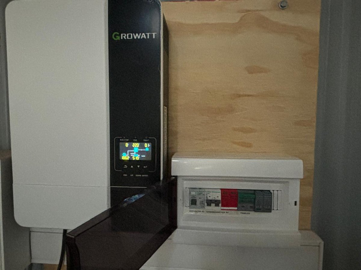 Solartanenergia's tweet photo. KIT OFFGRID
Nueva instalación en un campo. Está vez colocamos 6 paneles solares amerisolar 450w, con un inversor growatt 5000w y 4 baterías de gel 12V 275a.
Este sistema abastece una casa completa y un galpón de trabajo.
♻️☀️🔋 https://t.co/HEBTEcAp1Q